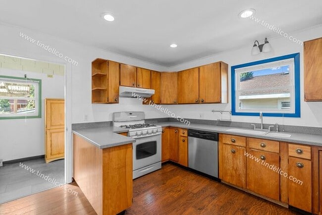 Building Photo - Charming 2-Bedroom + Bonus in University P...