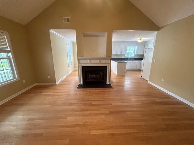 Building Photo - 208 Charles Towne Ct