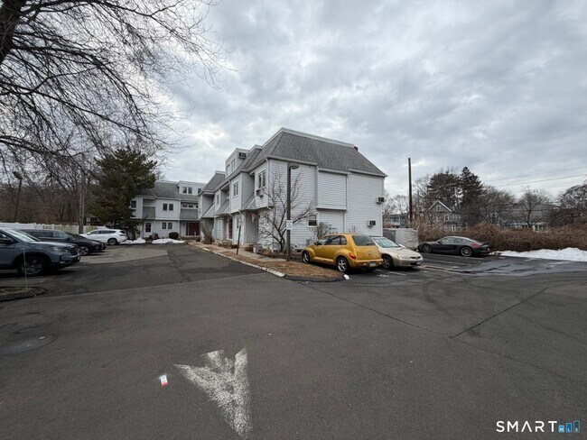 Building Photo - 678 Savin Ave