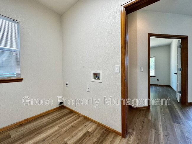 Building Photo - 2523 E 150th Pl