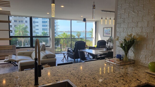 Building Photo - Beautifully renovated 2/2 condo downtown Sarasota with view of Bay!