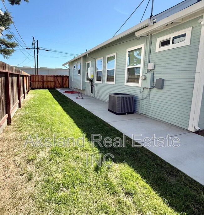 Building Photo - 4701 Elm St
