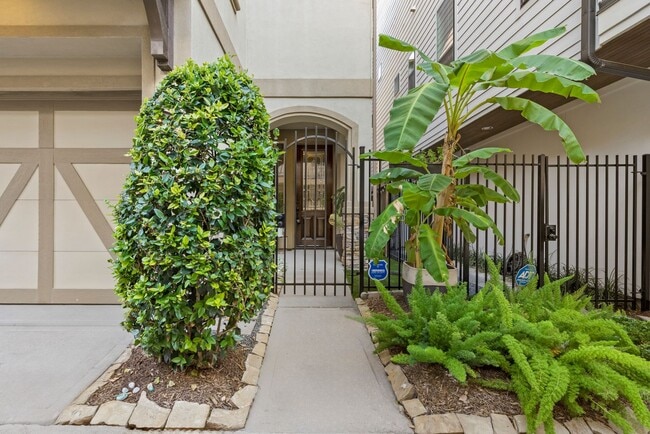 Building Photo - Stunning Single-Family Home in the Heart o...