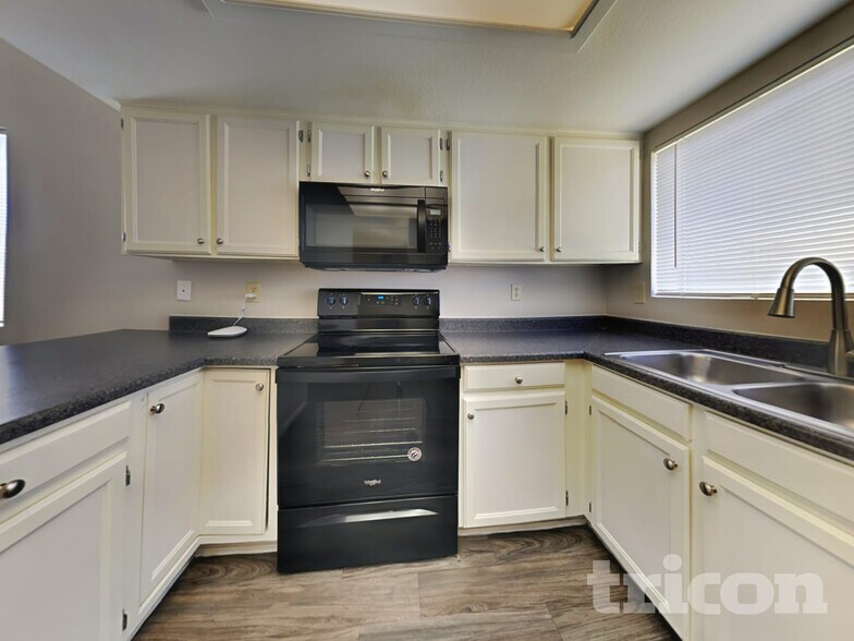 Building Photo - 8427 W Orchid Ln