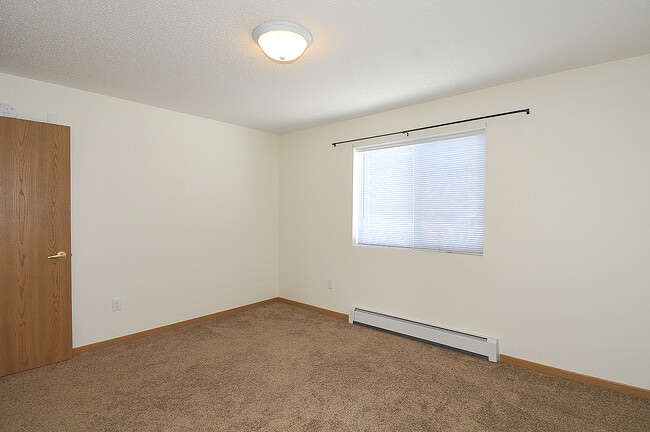 Building Photo - Spacious 2 Bedroom 1 Bath