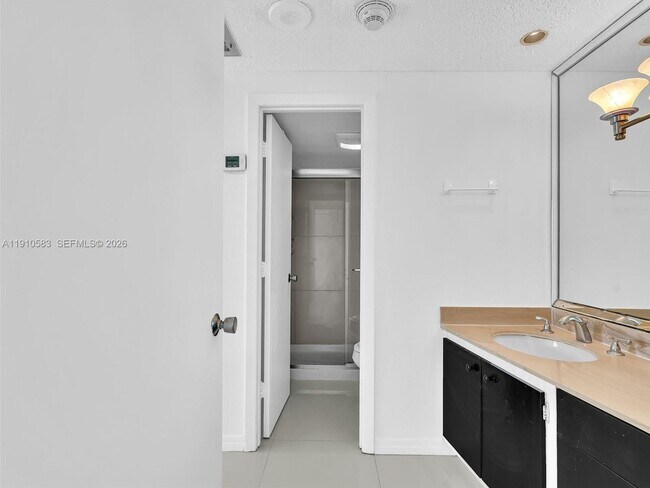 Building Photo - 300 Bayview Dr