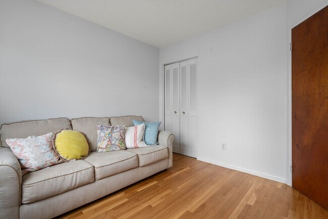 Building Photo - 8 Robinwood Ave