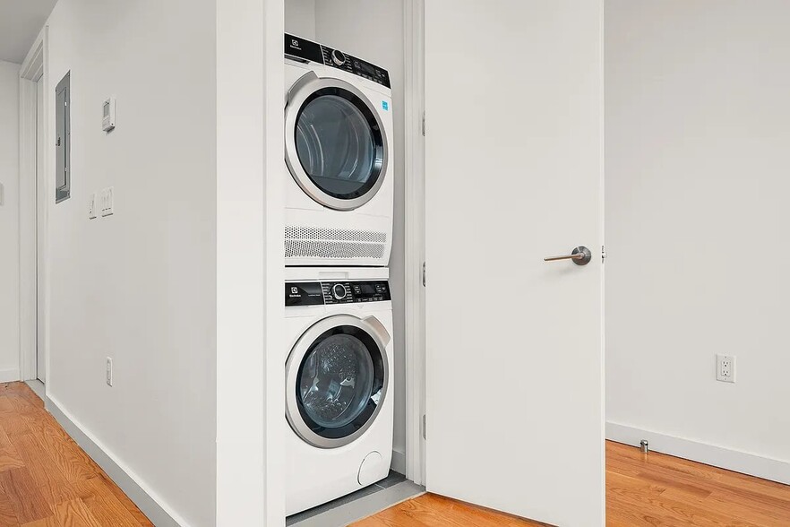 Building Photo - 123 Melrose St