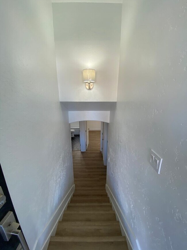 Building Photo - Orem Duplex - Downstairs