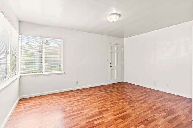 Building Photo - Oakland's Best: Updated 1-Bedroom, Gated P...