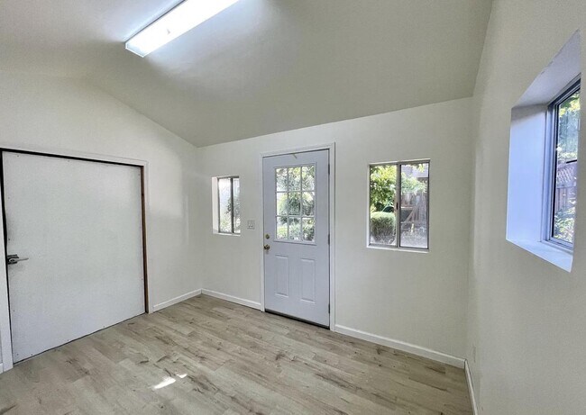 Building Photo - 1127 Clark Way