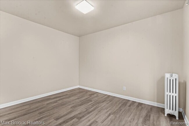 Building Photo - 513 W Nine Mile Rd