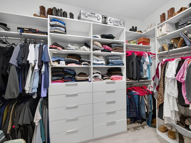 Building Photo - 125 Pembroke Dr