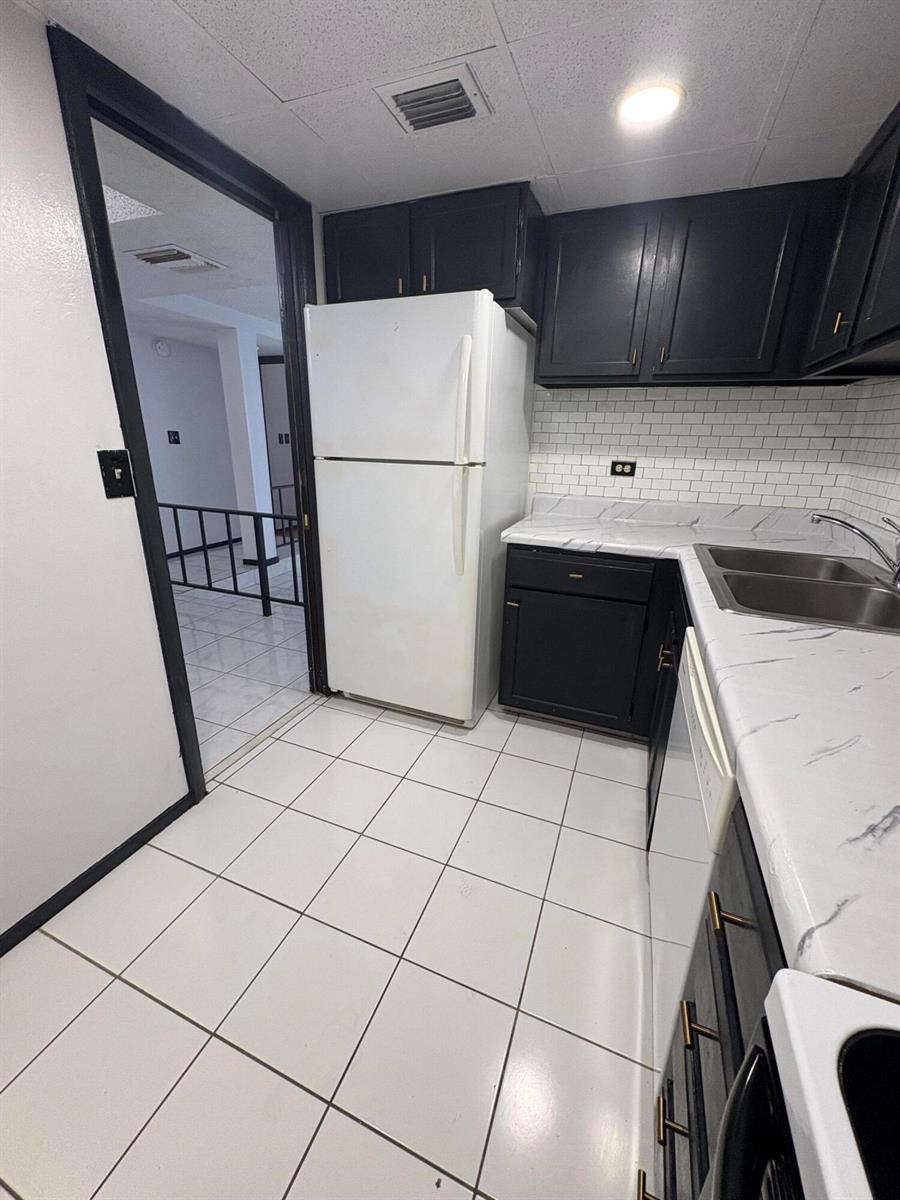 Building Photo - 3660 Inverrary Dr