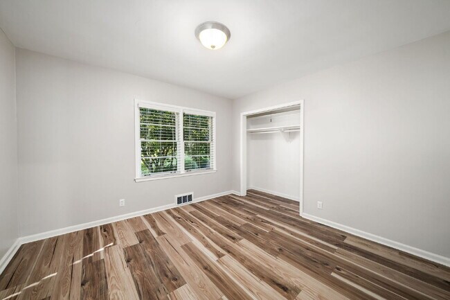 Building Photo - Move in before December 31st and get $100 OFF your rent for the first 3 months — PLUS a $250 Amaz...