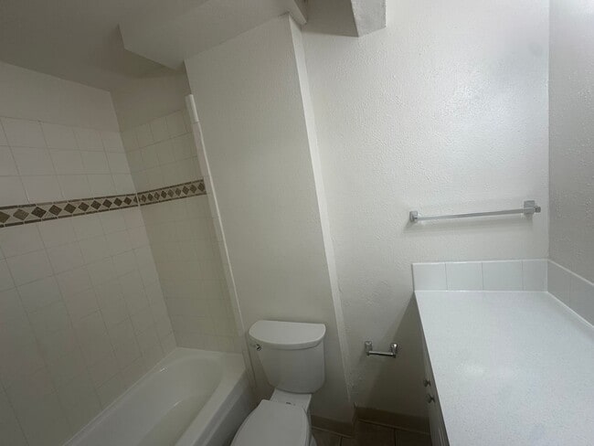 Building Photo - 2 Bedroom !!!