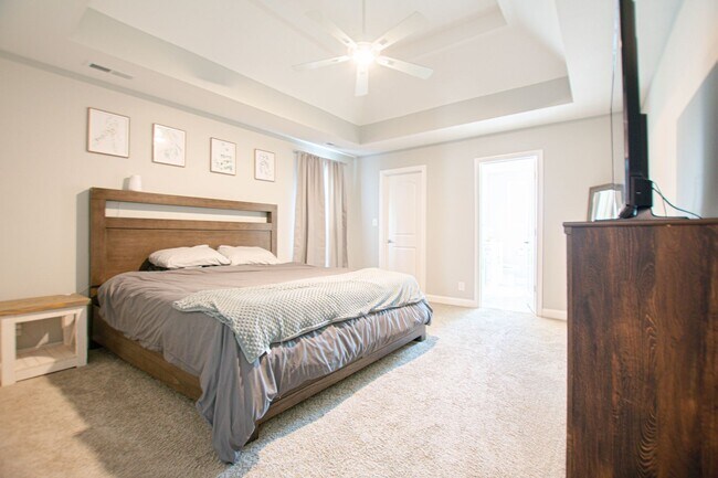 Building Photo - Pet Friendly Three Bedroom with Bonus!