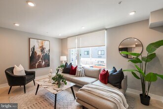 Building Photo - 6604 Ridge Ave