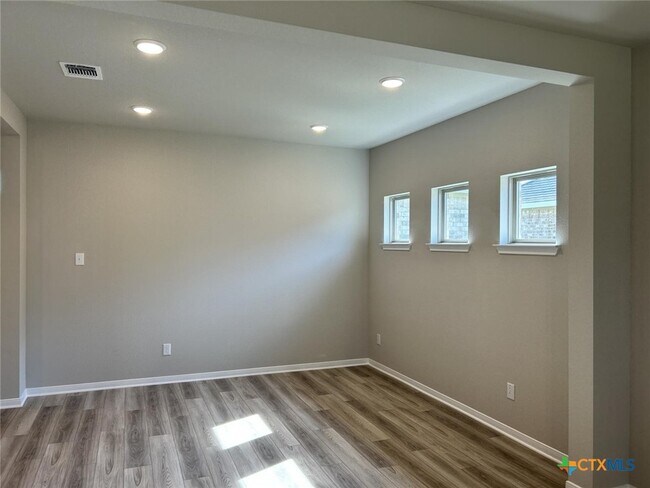 Building Photo - 10211 Six Shooter Ln