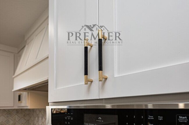 Building Photo - Stunning Remodeled 4 bedroom / 4 bath-2026...