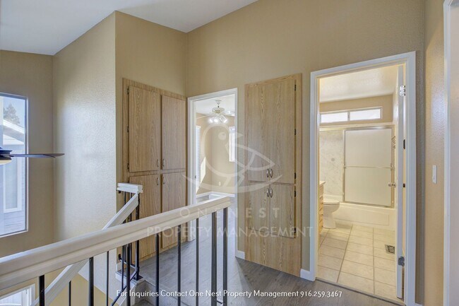 Building Photo - Heart of Roseville, 3 bedroom townhome wit...
