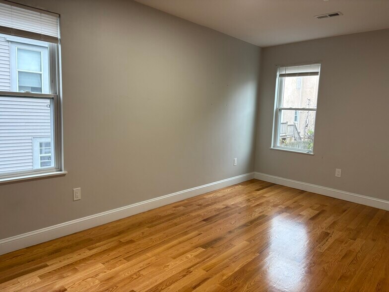 Building Photo - 595 Main St