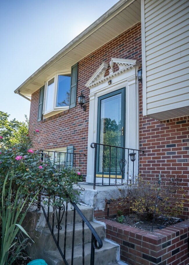 Building Photo - 1643 Colonial Manor Dr