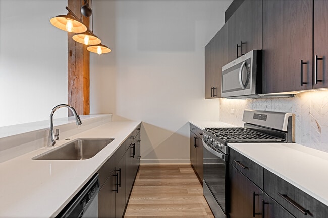 Building Photo - 818 N Wolcott Ave