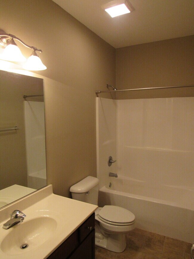 Building Photo - 2 bed, 2 bath, 2 car garage ranch style home in N. Knoxville