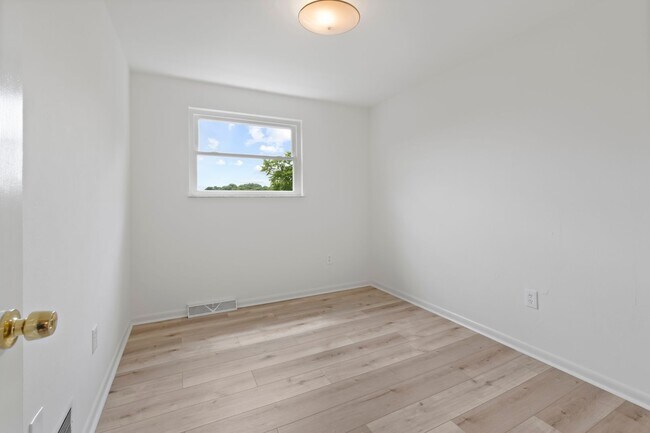 Building Photo - AVAILABLE NOW! Check out this BEATIFULLY RENOVATED 2-bedroom townhome in North Versailles!