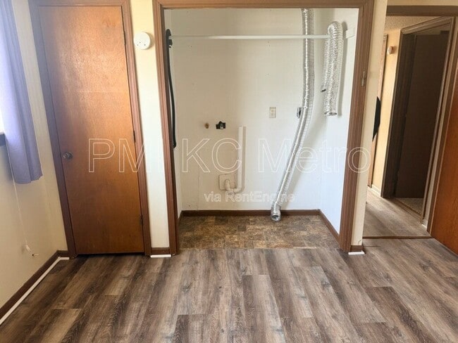 Building Photo - 102 E Sunrise Dr