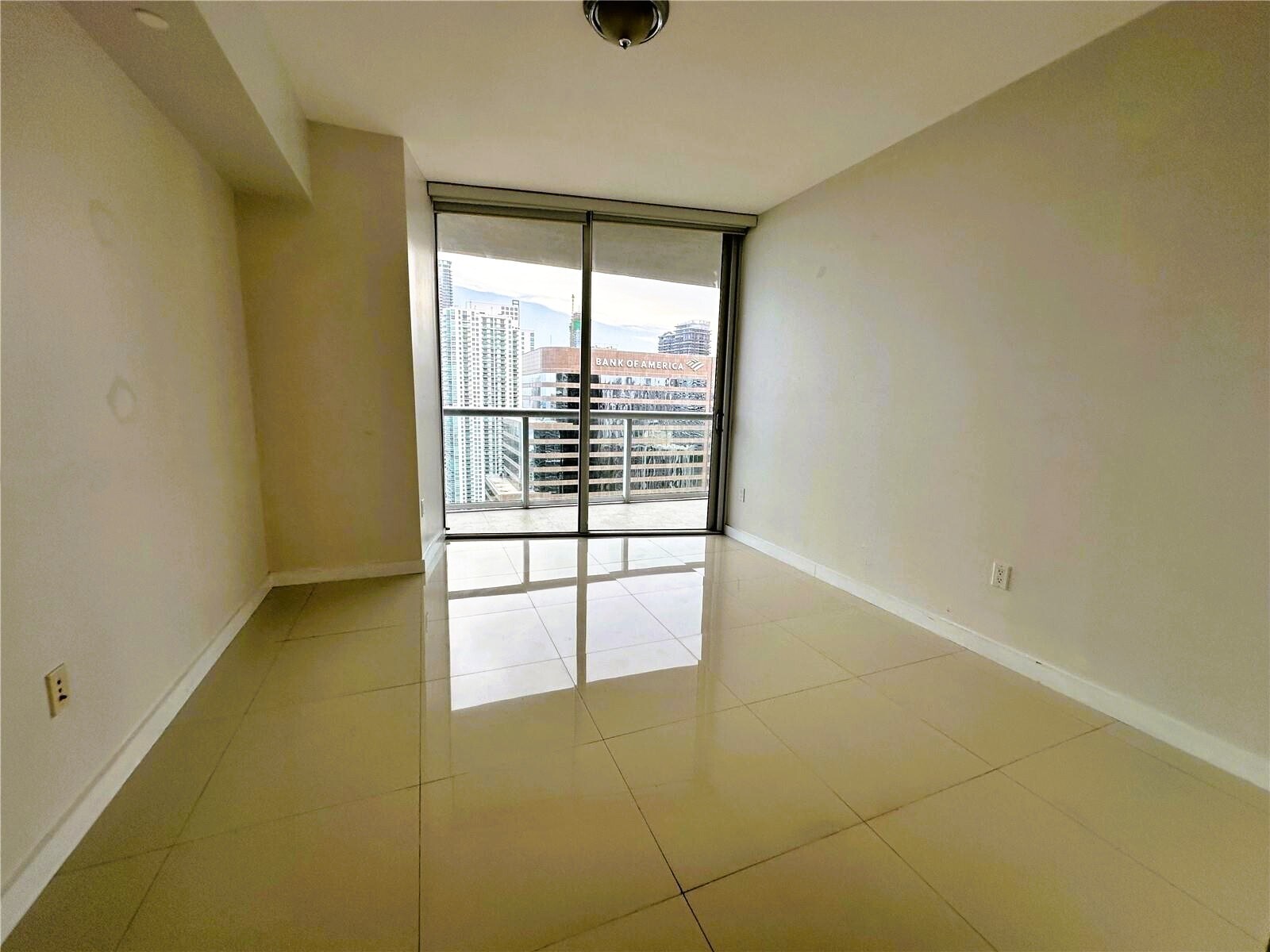 Building Photo - 495 Brickell Ave