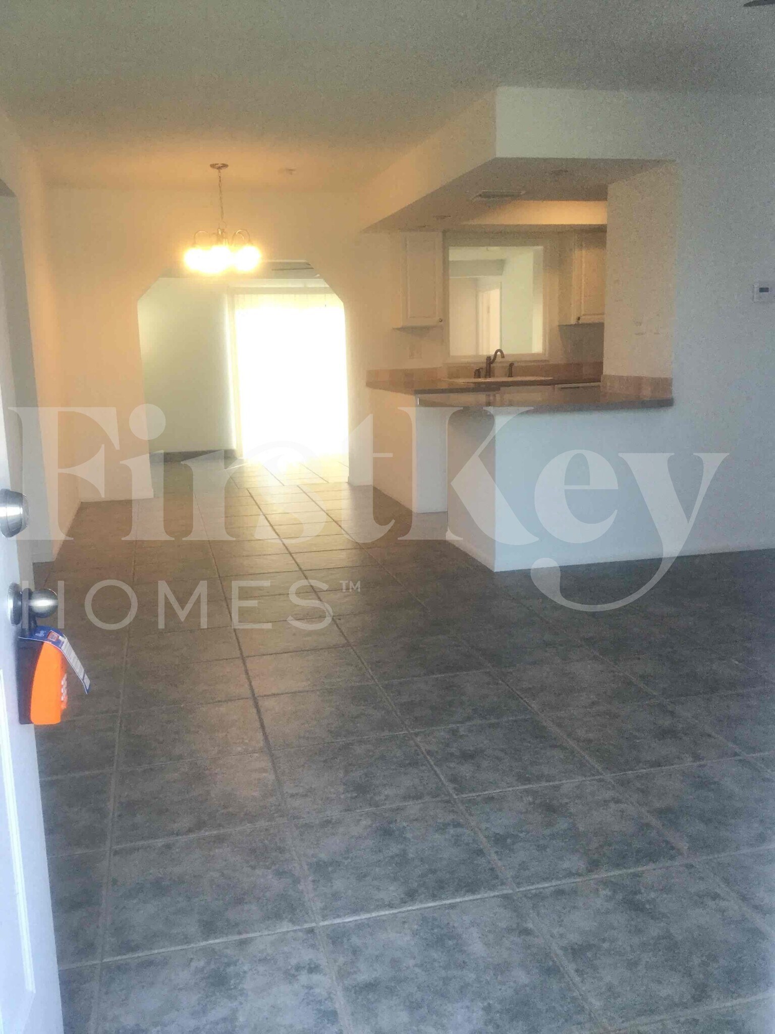 Building Photo - 305 NE Floresta Dr