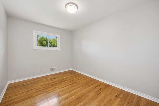Building Photo - 1612 W 15th St
