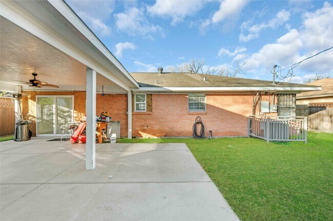 Building Photo - 6014 Belarbor St