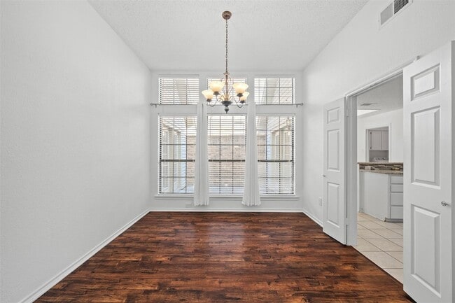 Building Photo - 1205 Olde Towne Dr