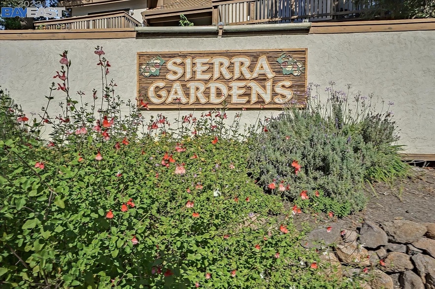 Building Photo - 2055 Sierra Rd