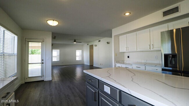 Building Photo - 7861 W Kerry Ln