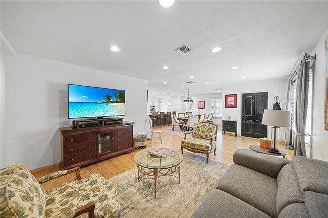 Building Photo - 329 E Everett Pl