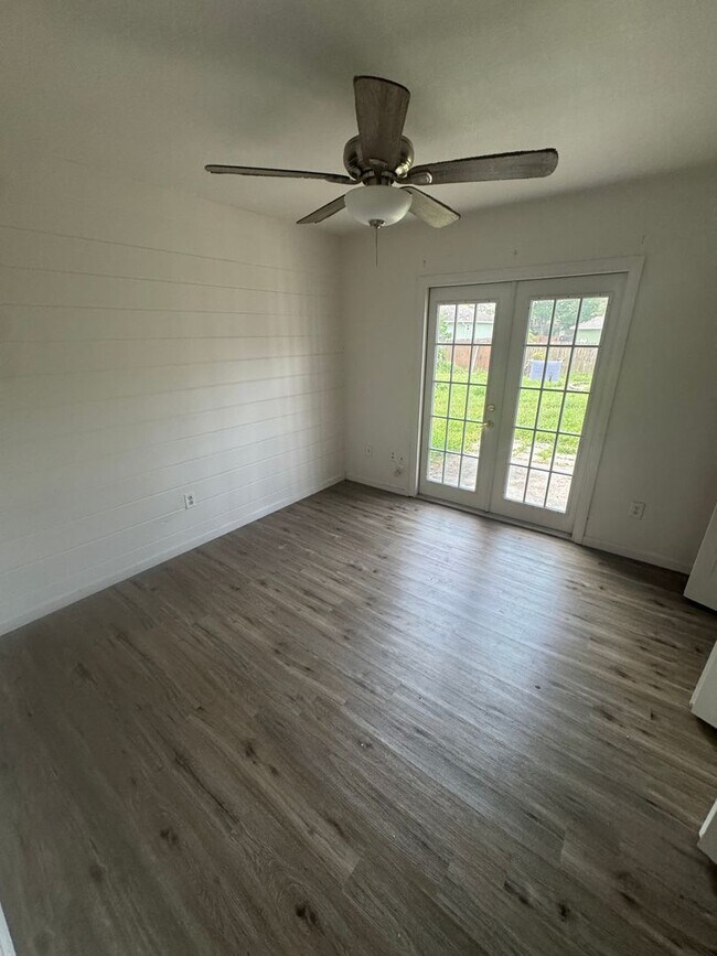Building Photo - 3 Bedroom 1 Bath Home with Fully Fenced Backyard for Rent in SE Palm Bay