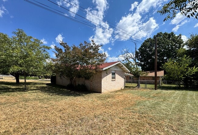 Building Photo - 719 Lake Dr