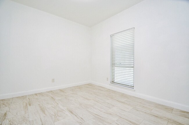 Building Photo - 2203 Briarview Dr