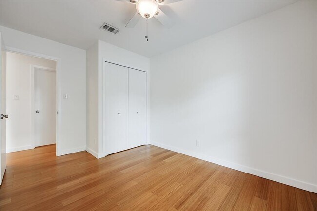 Building Photo - 307 Thistlewood Dr