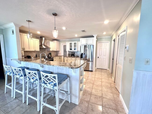 Building Photo - Beautiful 3B/3.5B Waterfront Fully Furnished Home available for Long-Term Rental!