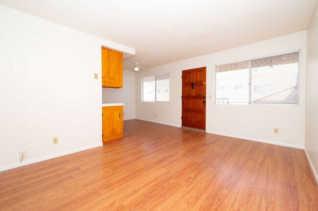 Building Photo - Chula Vista Large Upstairs 1 Bed / 1 ba. R...