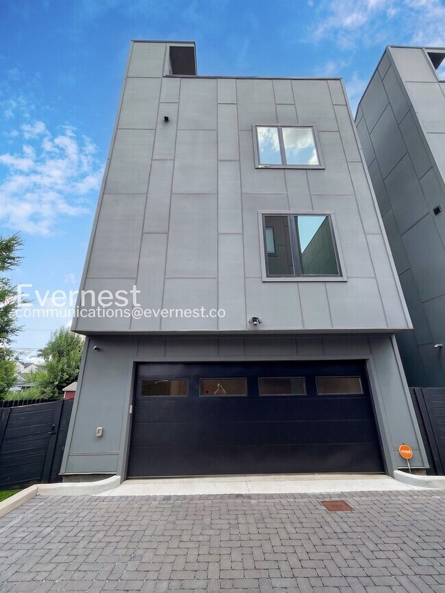 Building Photo - 3 Bed/3.5 Bath Home with Garage / Available Now!