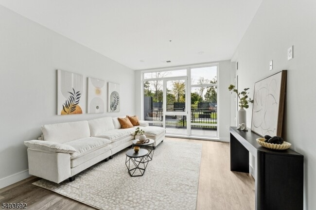 Building Photo - 140 W Webster Ave