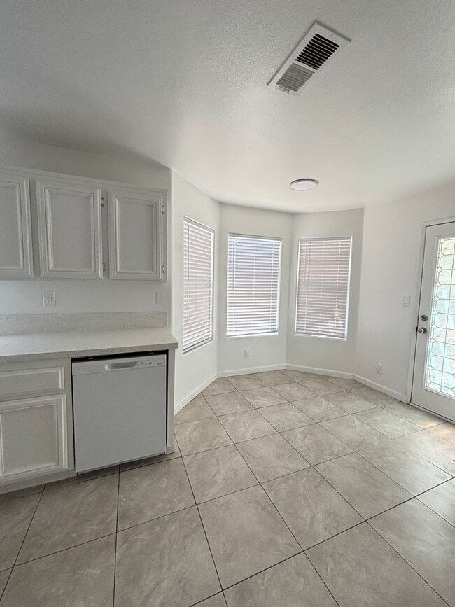 Building Photo - (APPLICATION PENDING) Renovated Spacious East Lancaster Single Story Home