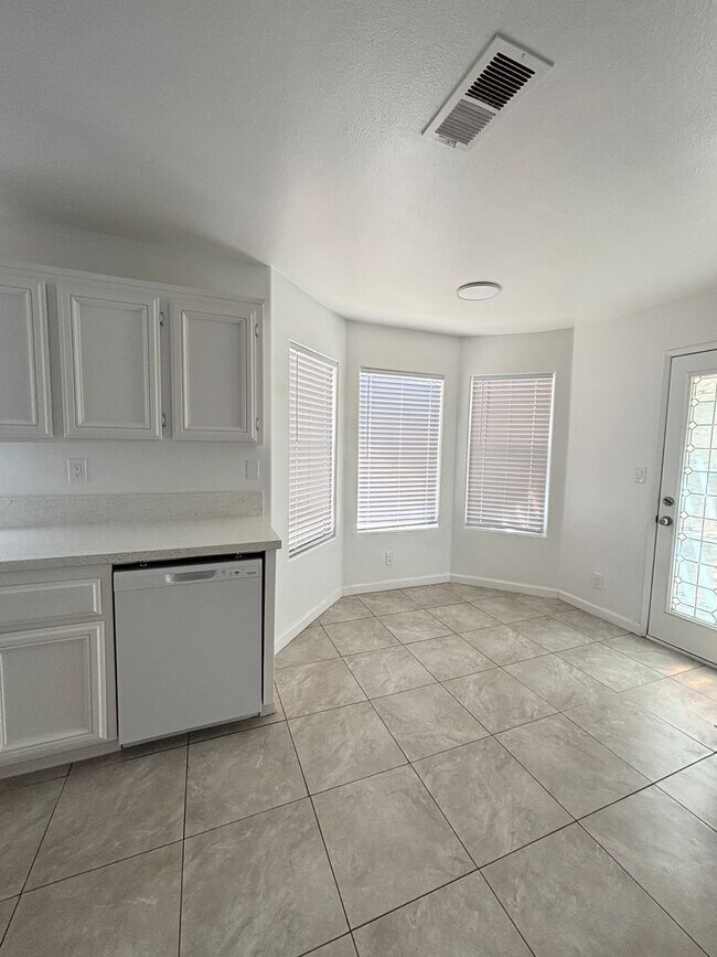 Building Photo - Renovated Spacious East Lancaster Single Story Home