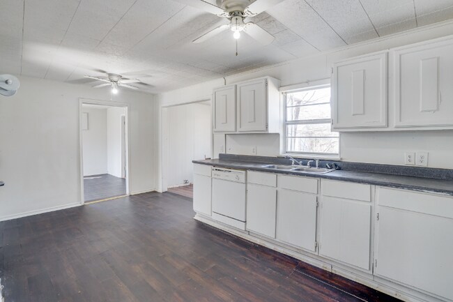 Building Photo - 901 N Howeth St